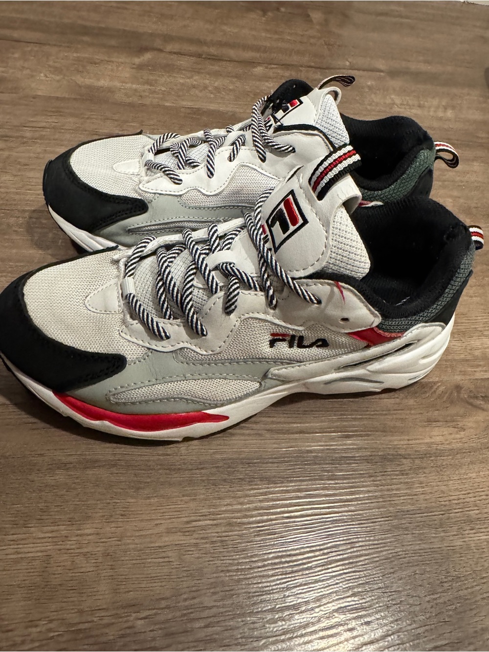 Fila White Black Red Low-Top Athletic Sneakers